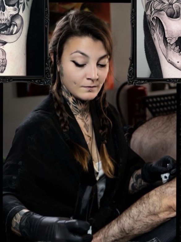 Noemi podczas tatuowania