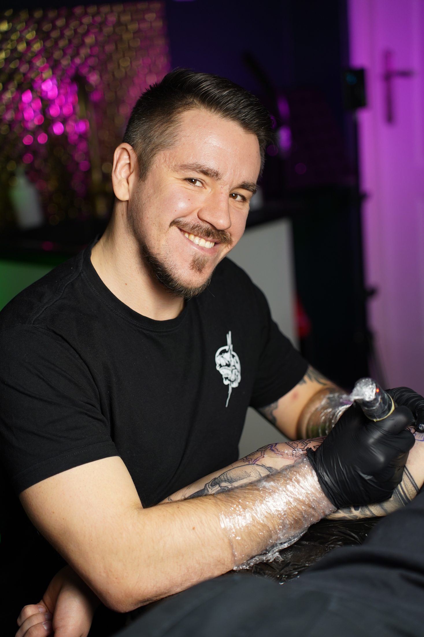 Rafał podczas tatuowania